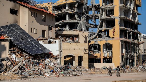 Israel bombs hundreds of targets in Gaza as truce efforts&nbsp;continue